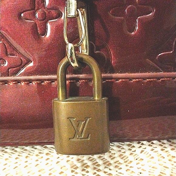 AUTHENTIC Louis Vuitton LOCK & KEY #306 Vintage BRASS added to Purse Chain Charm - Picture 4 of 15